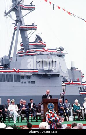 Il Segretario della Difesa Richard B. Cheney si rivolge alla folla durante la messa in servizio del cacciatorpediniere missilistico guidato USS ARLEIGH BURKE (DDG-51). Base: Norfolk Stato: Virginia (VA) Nazione: Stati Uniti d'America (USA) Foto Stock