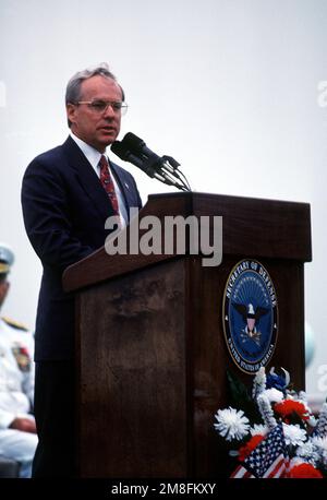 Il Segretario della Marina H. Lawrence Garrett III si rivolge alla folla durante la messa in servizio del cacciatorpediniere missilistico guidato USS ARLEIGH BURKE (DDG-51). Base: Norfolk Stato: Virginia (VA) Nazione: Stati Uniti d'America (USA) Foto Stock