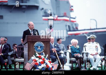 Il Segretario della Difesa Richard B. Cheney si rivolge alla folla durante la messa in servizio del cacciatorpediniere missilistico guidato USS ARLEIGH BURKE (DDG-51). Base: Norfolk Stato: Virginia (VA) Nazione: Stati Uniti d'America (USA) Foto Stock