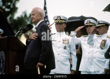 Ritirati ADM Arleigh Burke e ufficiali onorano la bandiera durante la cerimonia di commisioning del cacciatorpediniere missilistico guidato USS ARLEICH BURKE (DDG-51), uno dei pochi Stati Uniti Navi della Marina che prendono il nome da una persona vivente. Gli ufficiali includono, da sinistra: Il CDR John G. Morgan Jr., ufficiale comandante del Burke di Arleigh; il RADM Alvin B. Koeneman, capo dei cappellani, direttore dei ministeri di religioni; e il ADM Leon A. Edney, comandante in capo, Stati Uniti Comando Atlantico/comandante supremo alleato, Atlantico. Base: Norfolk Stato: Virginia(VA) Nazione: Stati Uniti d'America (USA) Foto Stock