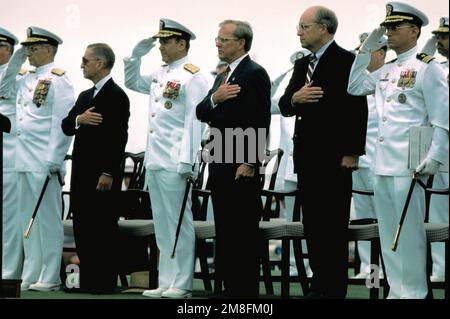 Ufficiali e ospiti illustri onorano la bandiera durante la cerimonia di messa in servizio del cacciatorpediniere missilistico guidato USS ARLEIGH BURKE (DDG-51). Essi comprendono, da sinistra: ADM Leon A. Edney, comandante in capo, Stati Uniti Atlantic Fleet/comandante supremo alleato, Atlantic; Ross Perot, presidente della fondazione della commissione onoraria; ADM David E. Jeremiah, vicepresidente, capi DI STATO MAGGIORE; H. Lawrence Garrett III, segretario della Marina; Richard Cheney, segretario della difesa e CDR John G. Morgan, comandante dell'ARLEICH BURKE. Base: Norfolk Stato: Virginia(VA) Paese: Stati Uniti d'America (U Foto Stock