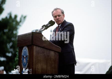 Il Segretario della Marina H. Lawrence Garrett III interviene durante la messa in servizio del cacciatorpediniere missilistico guidato USS ARLEIGH BURKE (DDG 51). Base: Norfolk Stato: Virginia(VA) Nazione: Stati Uniti d'America (USA) Foto Stock