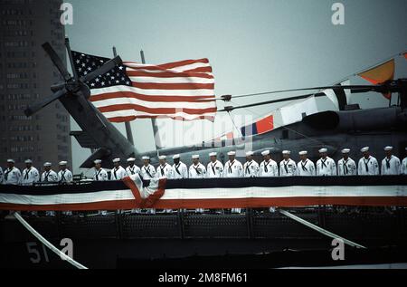 L'equipaggio del cacciatorpediniere missilistico guidato USS ARLEIGH BURKE (DDG-51) allerta le rotaie al termine della cerimonia di messa in servizio della nave. Base: Norfolk Stato: Virginia(VA) Nazione: Stati Uniti d'America (USA) Foto Stock