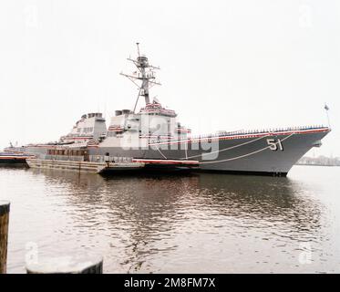 L'equipaggio del cacciatorpediniere missilistico guidato USS ARLEIGH BURKE (DDG-51) si occupa delle rotaie durante una prova per la cerimonia di messa in servizio della nave, che avrà luogo più tardi nella giornata. Base: Norfolk Stato: Virginia(VA) Nazione: Stati Uniti d'America(USA) Foto Stock