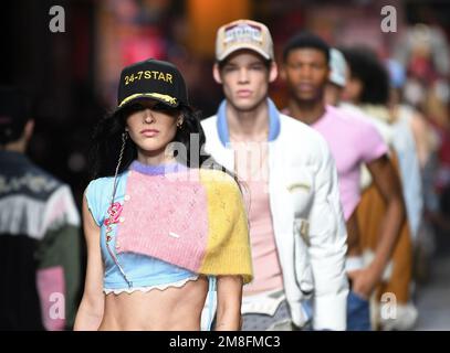 Milano. 13th Jan, 2023. I modelli presentano le creazioni per il Dsquared2 durante la settimana della moda maschile di Milano, il 13 gennaio 2023. Credit: Jin Mamengni/Xinhua/Alamy Live News Foto Stock