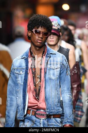 Milano. 13th Jan, 2023. I modelli presentano le creazioni per il Dsquared2 durante la settimana della moda maschile di Milano, il 13 gennaio 2023. Credit: Jin Mamengni/Xinhua/Alamy Live News Foto Stock