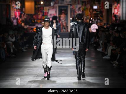 Milano. 13th Jan, 2023. I modelli presentano le creazioni per il Dsquared2 durante la settimana della moda maschile di Milano, il 13 gennaio 2023. Credit: Jin Mamengni/Xinhua/Alamy Live News Foto Stock