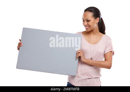 Studio, mockup e donna con banner su sfondo bianco per annuncio, informazioni e messaggio. Marketing, pubblicità e ragazza felice isolato Foto Stock