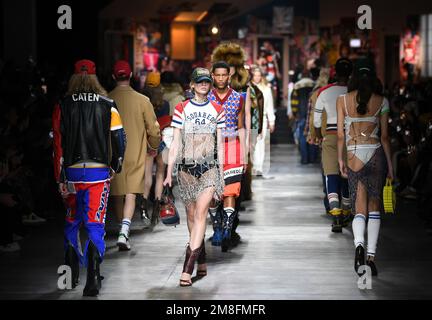 Milano. 13th Jan, 2023. I modelli presentano le creazioni per il Dsquared2 durante la settimana della moda maschile di Milano, il 13 gennaio 2023. Credit: Jin Mamengni/Xinhua/Alamy Live News Foto Stock