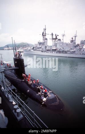 I gestori di linea legano la LANCIA DI SABBIA USS (SSN-660), sottomarina ad attacco nucleare, accanto ad una gara d'appalto che segue il suo arrivo alla stazione navale durante Unitas XXXII, un esercizio combinato che coinvolge le forze navali degli Stati Uniti e nove nazioni sudamericane. Il cacciatorpediniere missilistico guidato USS DAHLGREN (DDG-43) è sullo sfondo. Subject Operation/Series: UNITAS XXXII base: Naval Station, Rodman Paese: Panama(PAN) Foto Stock