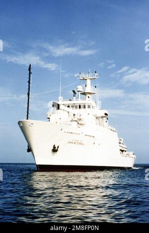 Una vista di prua del porto della nave d'indagine militare Sealift Command USNS JOHN MCDONNELL (T-AGS-51) durante prove in mare. Nazione: Golfo del Messico Foto Stock