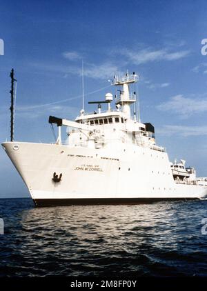 Una vista di prua del porto della nave d'indagine militare Sealift Command USNS JOHN MCDONNELL (T-AGS-51) durante prove in mare. Nazione: Golfo del Messico Foto Stock