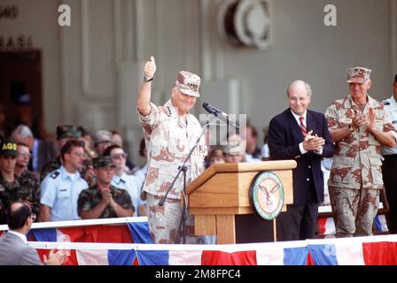 GEN. Norman Schwarzkopf si rivolge alla folla durante gli Stati Uniti Cerimonia di cambio di comando del comando centrale (USCENTCOM). Generazione marina. Joseph P. Hoar, che ha applaudito di destra con il Segretario della Difesa Richard B. Cheney, ha appena sollevato Schwarzkopf come comandante in capo, USCENTCOM. Base: MacDill Air Force base Stato: Florida (FL) Paese: Stati Uniti d'America (USA) Foto Stock