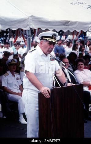 VADM Stanley R. Arthur, comandante, settima flotta, Stati Uniti Pacific Fleet, parla durante una cerimonia che segna la partenza della portaerei USS MIDWAY (CV-41) da Yokosuka. La MIDWAY, che ha sede in Giappone dal 1973, sarà sostituita dalla portaerei USS INDEPENDENCE (CV-62) come portaerei a termine della Marina. Base: Naval Station, Yokosuka Nazione: Giappone (JPN) Foto Stock