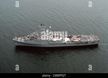 Una vista aerea del faro della nave ammiraglia USS CORONADO (AGF-11) mentre la nave si avvicina alla base aerea navale, Isola del Nord. Il CORONADO, ammiraglia per Commander, terza flotta, arriverà al suo nuovo porto dopo essere stato stazionato alle Hawaii per quasi 20 anni. Paese: Oceano Pacifico (POC) Foto Stock