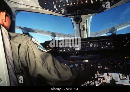 MAJ. Ernest Felts, pilota e capo della formazione, sede centrale, Strategic Air Command, vola un aereo 6th di rifornimento aereo Squadron KC-10A Extender in posizione per essere rifornito da un aereo 190th Air Refueling Group KC-135 Stratotanker. Base: Offutt Air Force base Stato: Nebraska (NE) Paese: Stati Uniti d'America (USA) Foto Stock