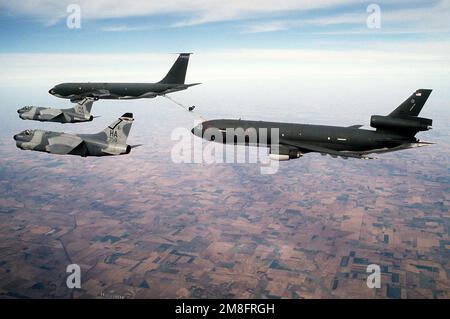 A 190th Air Refueling Group KC-135 Stratotanker rifornisce un aereo 6th Air Refuelling Squadron KC-10A Extender durante una missione di "Proud Visitor" di Strategic Air Command. Due corse Tactical Air Group A-7D 185th volano accanto alle petroliere. Subject Operation/Series: PROUD VISITOR base: Offutt Air Force base Stato: Nebraska (NE) Paese: Stati Uniti d'America (USA) Foto Stock