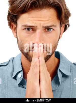 Ritratto, l'uomo o ansia e le mani di preghiera sullo sfondo studio in salute mentale, stress burnout o nervoso. Zoom, faccia o modello preoccupato e speranza Foto Stock