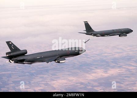 Un aereo 6th Aerial Refuelling Squadron KC-10A Extender viene rifornito da un aereo 190th Aerial Refuelling Group KC-135 Stratotanker durante l'esercizio Proud Visitor, a Headquarters, Strategic Air Command. Subject Operation/Series: PROUD VISITOR state: Iowa(IA) Paese: Stati Uniti d'America (USA) Foto Stock