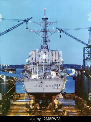 Una vista a poppa del cacciatorpediniere missilistico guidato USS ARLEIGH BURKE (DDG-51) nella darsena galleggiante AFDB-3. Il BURKE è sceso dal cantiere di Bath Iron Works a Bath, Maine per l'installazione di una cupola sonar come parte del suo allestimento. (Data esatta ripresa sconosciuta). Base: Base navale, Portsmouth Stato: New Hampshire (NH) Paese: Stati Uniti d'America (USA) Foto Stock