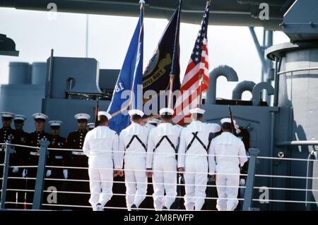 I membri del distaccamento della nave Marine sono all'attenzione mentre una guardia di colore presenta i colori durante la cerimonia di smantellamento per la nave da guerra USS WISCONSIN (BB-64). La cerimonia segna la fine del terzo periodo in commissione DEL WISCONSIN, iniziato il 22 ottobre 1988. Base: Naval Air Station, Norfolk Stato: Virginia(VA) Paese: Stati Uniti d'America (USA) Foto Stock