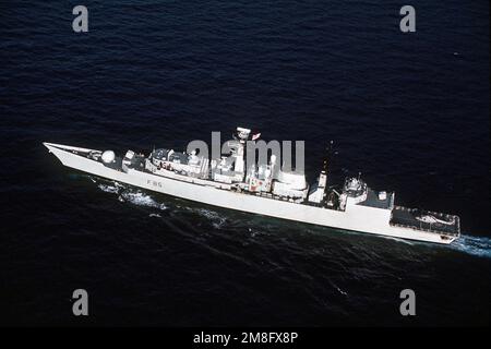 Una vista del fascio portuale della fregata britannica HMS CUMBERLAND (F-85) in corso durante l'esercizio NATO Display Determination '91. Soggetto operativo/Serie: DETERMINAZIONE DISPLAY '91 Paese: Mar Mediterraneo(MED) Foto Stock