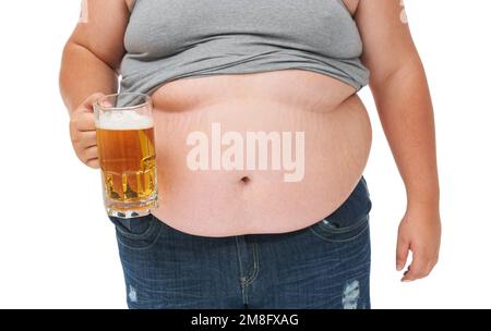 Birra grande per una pancia più grande. Parte centrale tagliata di un obese con la sua cima tirata su e tenendo una birra. Foto Stock