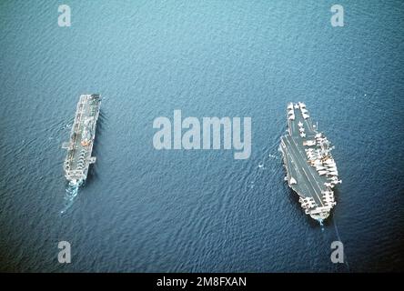 Una vista aerea di poppa della nave d'assalto anfibio USS WASP (LHD-1), a sinistra, e della portaerei USS FORRESTAL (CV-59) in corso durante l'esercizio NATO Display Determination '91. Soggetto operativo/Serie: DETERMINAZIONE DISPLAY '91 Paese: Mar Mediterraneo(MED) Foto Stock