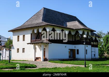 Targoviste, Romania, 1 maggio 2022: Museo della Stampa e del Vecchio Libro Rumeno (Muzeul Tiparului si al Cartii Vechi Romanesti) nei pressi della Corte reale (Curtea Foto Stock