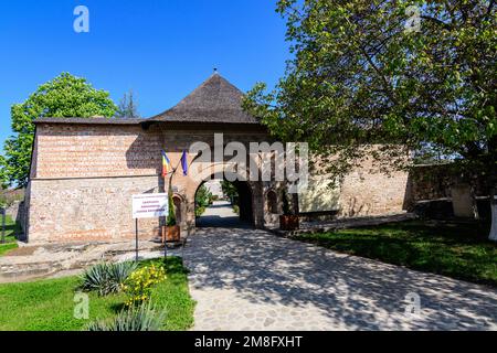 Targoviste, Romania, 1 maggio 2022: Ingresso principale ai vecchi edifici e rovine della Corte reale di Targoviste (Curtea Domneasca) nel Parco Chindia (Parcul Chindi Foto Stock