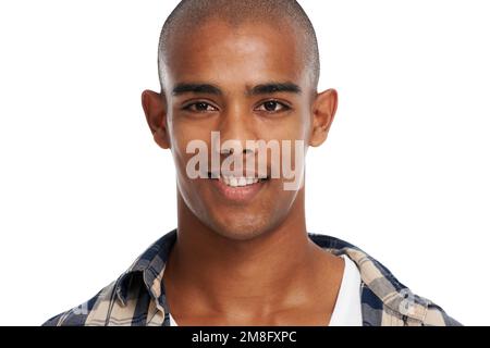 Felice, sorriso e ritratto di un uomo in uno studio con un viso di salute, benessere e cosmetica. Modello giovane, bello e maschile dal Brasile con cura di sé Foto Stock