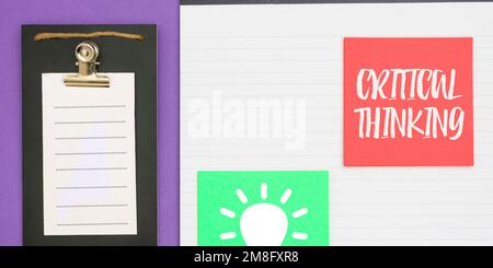 Segno che mostra pensiero critico. Parola per la sequenza delle fasi di un progetto che richiede il tempo più lungo Foto Stock