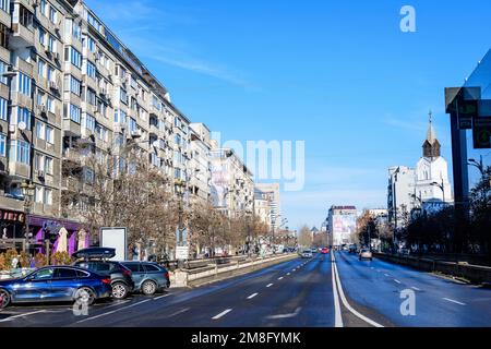 Bucarest, Romania, 2 gennaio 2022: Edifici iconici con cielo blu chiaro sul Bulevardul Ion Bratianu (Boulevard Ion Bratianu) nel centro della città in a s Foto Stock