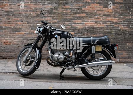 Vicenza, Italia - Agosto 12 2022: Black Vintage BMW R 75/5, una classica motocicletta 1970s o motocicletta Foto Stock