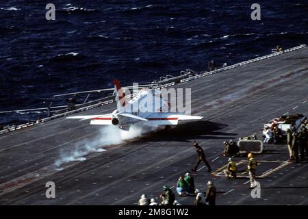 Un velivolo addestratore T-45A Goshawk è lanciato dal ponte di volo della portaerei USS JOHN F. KENNEDY (CV-67) durante la sua prima serie di qualifiche di portaerei. Paese: Sconosciuto Foto Stock