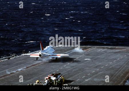 Un velivolo addestratore T-45A Goshawk è lanciato dal ponte di volo della portaerei USS JOHN F. KENNEDY (CV-67) durante la sua prima serie di qualifiche di portaerei. Paese: Sconosciuto Foto Stock