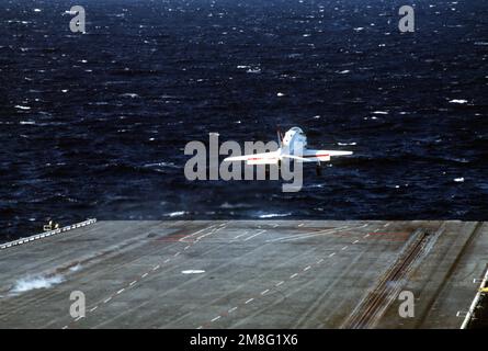 Un velivolo addestratore T-45A Goshawk si solleva dal ponte di volo della portaerei USS JOHN F. KENNEDY (CV-67) durante la sua prima serie di qualifiche di portaerei. Paese: Sconosciuto Foto Stock