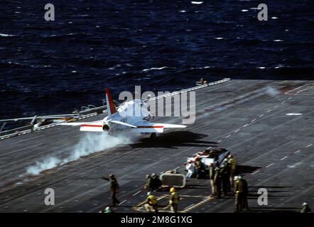 Un velivolo addestratore T-45A Goshawk è lanciato dal ponte di volo della portaerei USS JOHN F. KENNEDY (CV-67) durante la sua prima serie di qualifiche di portaerei. Paese: Sconosciuto Foto Stock