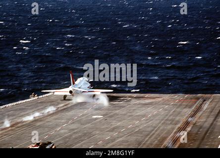 Un velivolo addestratore T-45A Goshawk è lanciato dal ponte di volo della portaerei USS JOHN F. KENNEDY (CV 67) durante la sua prima serie di qualifiche di portaerei. Paese: Sconosciuto Foto Stock