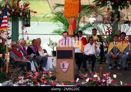 STATI UNITI Il senatore Daniel Inouye delle Hawaii si rivolge ai sopravvissuti della USS ARIZONA e alle loro famiglie durante le cerimonie del giorno della commemorazione presso l'USS ARIZONA Memorial Visitors Center. L'evento commemora il 50th° anniversario dell'attacco a Pearl Harbor, avvenuto il 7 dicembre 1941. Base: Pearl Harbor Stato: Hawaii(HI) Paese: Stati Uniti d'America (USA) Foto Stock