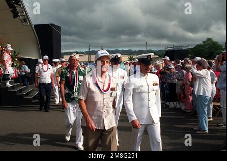 I membri dell'equipaggio della USS ARIZONA sopravvissuti all'attacco a Pearl Harbor il 7 dicembre 1941 sono scortati alla USS ARIZONA Memorial dopo le cerimonie del giorno del ricordo del 50th° anniversario presso il Visitors Center. Base: Naval Station, Pearl Harbor Stato: Hawaii(HI) Paese: Stati Uniti d'America (USA) Foto Stock