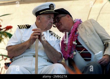 Il CAPT Donald K. Ross è andato in pensione e il CAPT Joseph K. Taussig Jr. Ha conferito durante il programma del Survivors Day alla USS Arizona Memorial. Il programma fa parte dell'osservanza del 50th° anniversario dell'attacco giapponese a Pearl Harbor. I due uomini sono stati stazionati a bordo della nave da guerra USS NEVADA il giorno dell'attacco. Per le loro azioni in quel giorno, Ross fu insignita della Medaglia d'onore e Taussig la Croce della Marina. Base: Naval Station, Pearl Harbor Stato: Hawaii(HI) Paese: Stati Uniti d'America (USA) Foto Stock