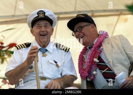 Ross, andato a sinistra, e in pensione CAPT Joseph K. Taussig Jr. Condividono una risata durante il programma Survivors Day alla USS Arizona Memorial. Il programma fa parte dell'osservanza del 50th° anniversario dell'attacco giapponese a Pearl Harbor. I due uomini sono stati stazionati a bordo della nave da guerra USS NEVADA il giorno dell'attacco. Per le loro azioni in quel giorno, Ross fu insignita della Medaglia d'onore e Taussig la Croce della Marina. Base: Naval Station, Pearl Harbor Stato: Hawaii(HI) Paese: Stati Uniti d'America (USA) Foto Stock