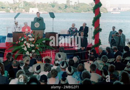 La folla del Kilo 8 Pier ascolta il Presidente George Bush durante il 50th° anniversario dell'attacco giapponese a Pearl Harbor. Il generale Colin L. Powell, presidente dei capi DI STATO maggiore, e la prima signora Barbara Bush si trova a sinistra. (Immagine substandard). Base: Naval Station, Pearl Harbor Stato: Hawaii(HI) Paese: Stati Uniti d'America (USA) Foto Stock