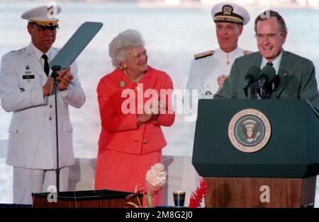 Generale Colin L. Powell, a sinistra, Presidente dei Capi di STATO maggiore, prima signora Barbara Bush e ammiraglio Charles R. Larson, Comandante in CAPO, comando del Pacifico degli Stati Uniti, Applaudire come Presidente George Bush conclude un discorso su Kilo 8 Pier durante l'osservanza del 50th° anniversario dell'attacco giapponese a Pearl Harbor. Base: Naval Station, Pearl Harbor Stato: Hawaii(HI) Paese: Stati Uniti d'America (USA) Foto Stock