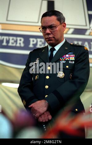 GEN Colin Powell, chariman dei capi DI STATO maggiore, partecipa alla cerimonia del tramonto per i sopravvissuti a Pearl Harbor presso l'Arizona Memorial Visitors Center. La cerimonia fa parte di osservanze di un giorno che commemorano il 50th° anniversario dell'attacco giapponese a Pearl Harbor. Base: Pearl Harbor Stato: Hawaii(HI) Paese: Stati Uniti d'America (USA) Foto Stock
