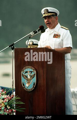 VADM Stanley R. Arthur, comandante, USA Settima flotta, parla durante il Pearl Harbor 50th Anniversary Memorial Service che si tiene a bordo della nave di comando anfibio USS BLUE RIDGE (LCC 19). Base: Naval Station, Subic Bay Stato: Luzon Paese: Philippines(PHL) Foto Stock