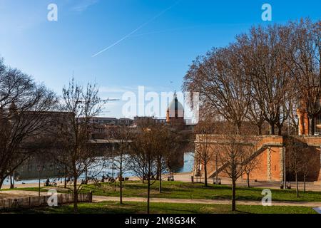Una bella giornata a Place de la Daurade nel centro di Tolosa, Haute Garonne, Occitanie, Francia Foto Stock