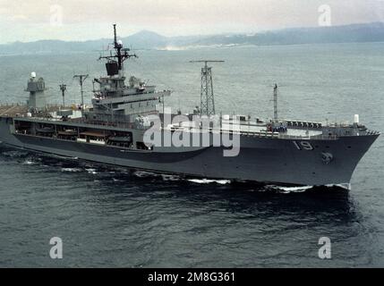 Una vista a dritta di prua della nave di comando anfibia USS BLUE RIDGE (LCC-19), nave ammiraglia per il Comandante della settima flotta, mentre parte dalla stazione navale. Base: Naval Station, Subic Bay Stato: Luzon Paese: Philippines(PHL) Foto Stock