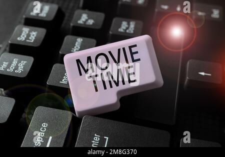 Scrittura a mano segno Movie Time. Panoramica aziendale l'ora programmata o effettiva in cui inizia uno spettacolo o un film Foto Stock